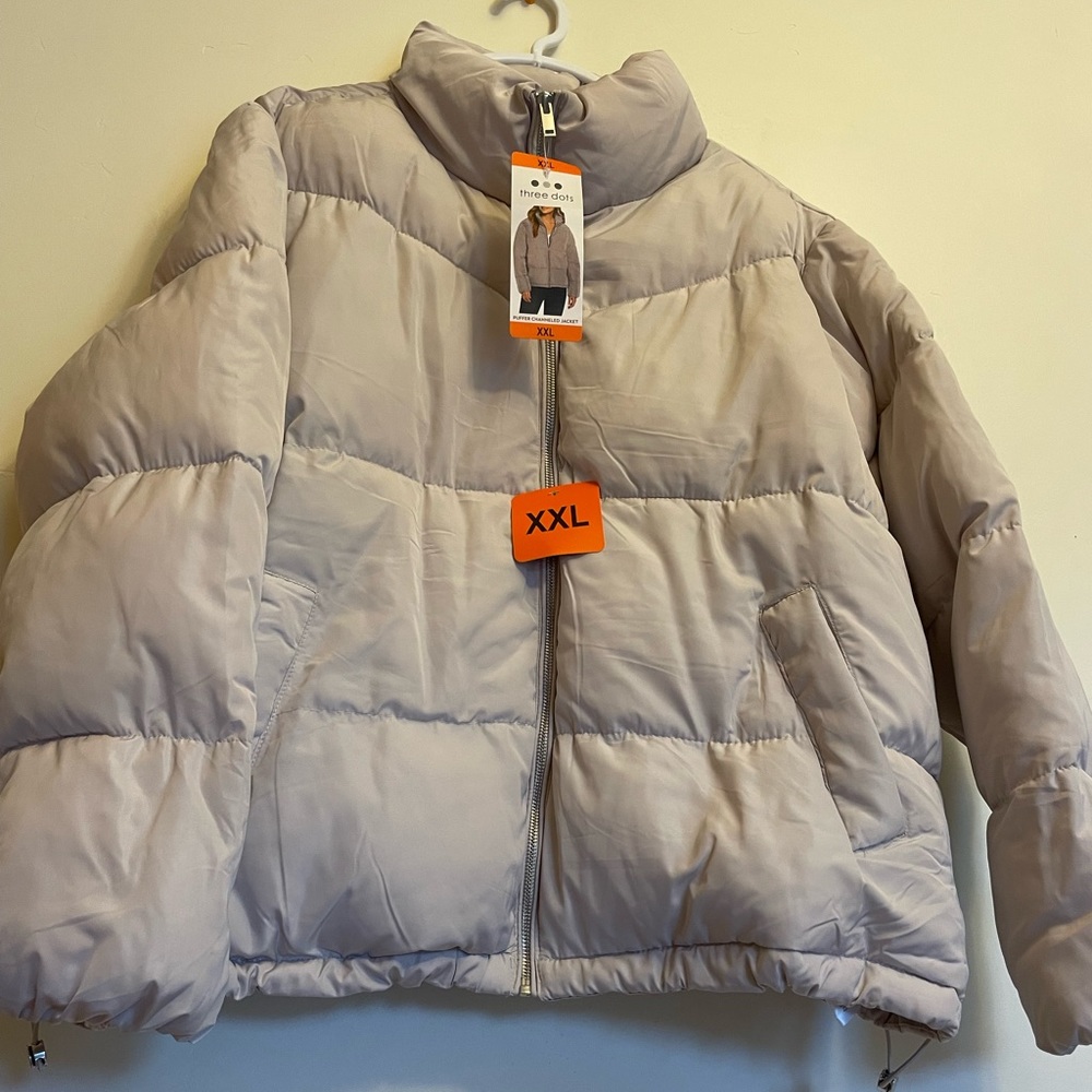 NEW Three Dots Ladies’ Puffer Jacket Color Gray Close with Zipper. Size XXLarge.